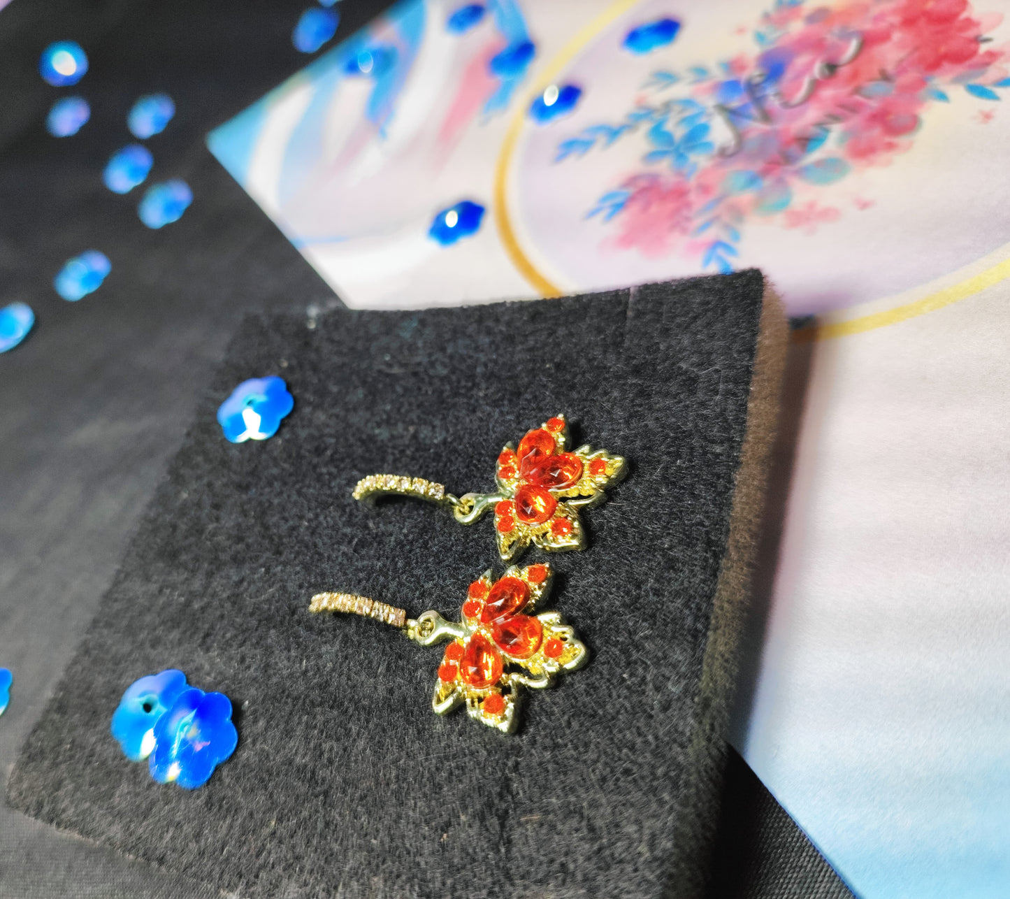 Aretes dorados con hojas carmín brillantes – diseño audaz Nia Vanity