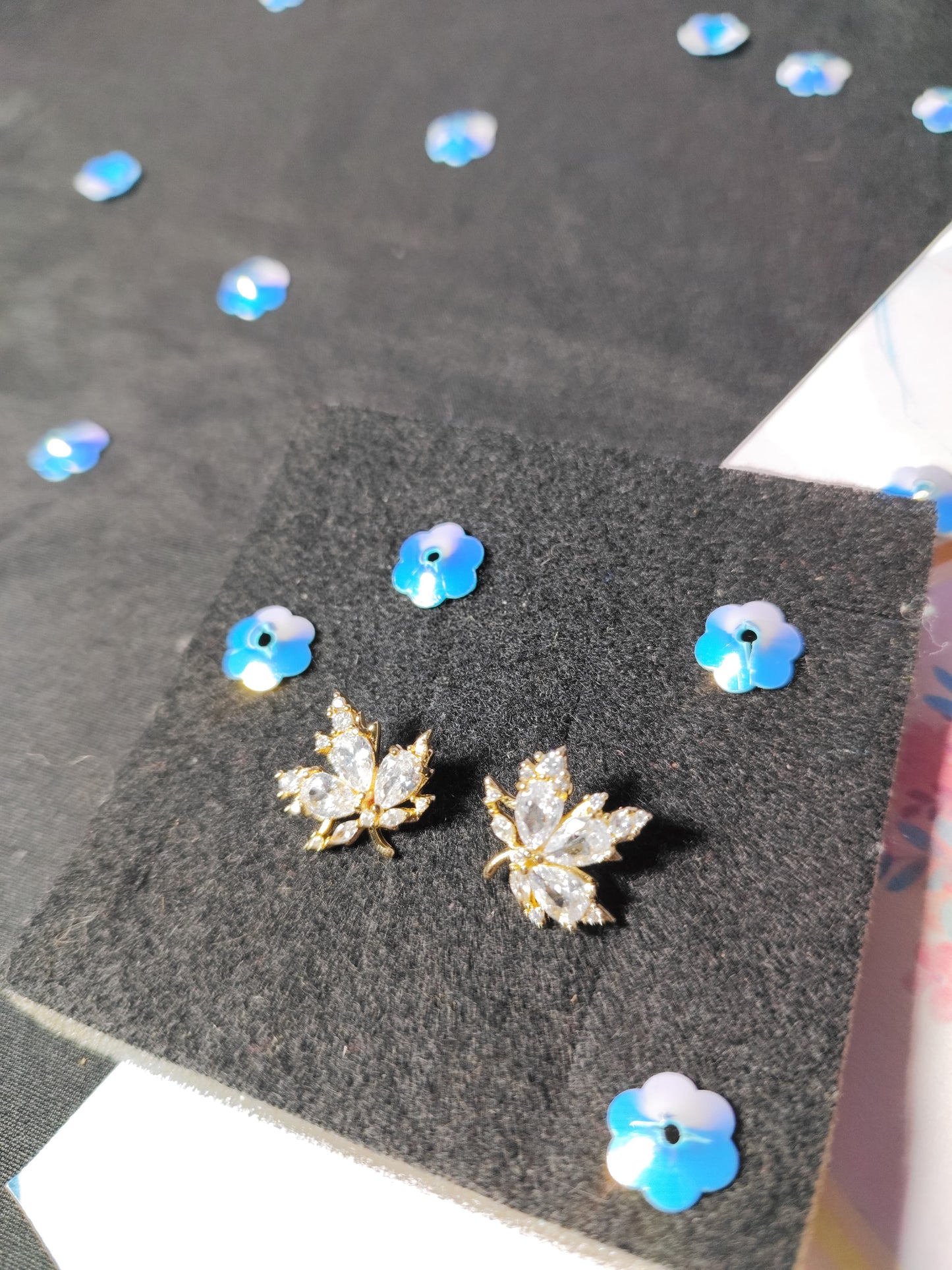 ARETES HOJAS DE CRISTAL