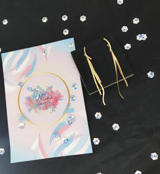 Aretes largos dorados con diseño minimalista y elegante – Nia Vanity