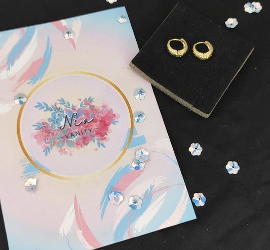 Candongas doradas estilo Aros de Luna – joyería elegante Nia Vanity