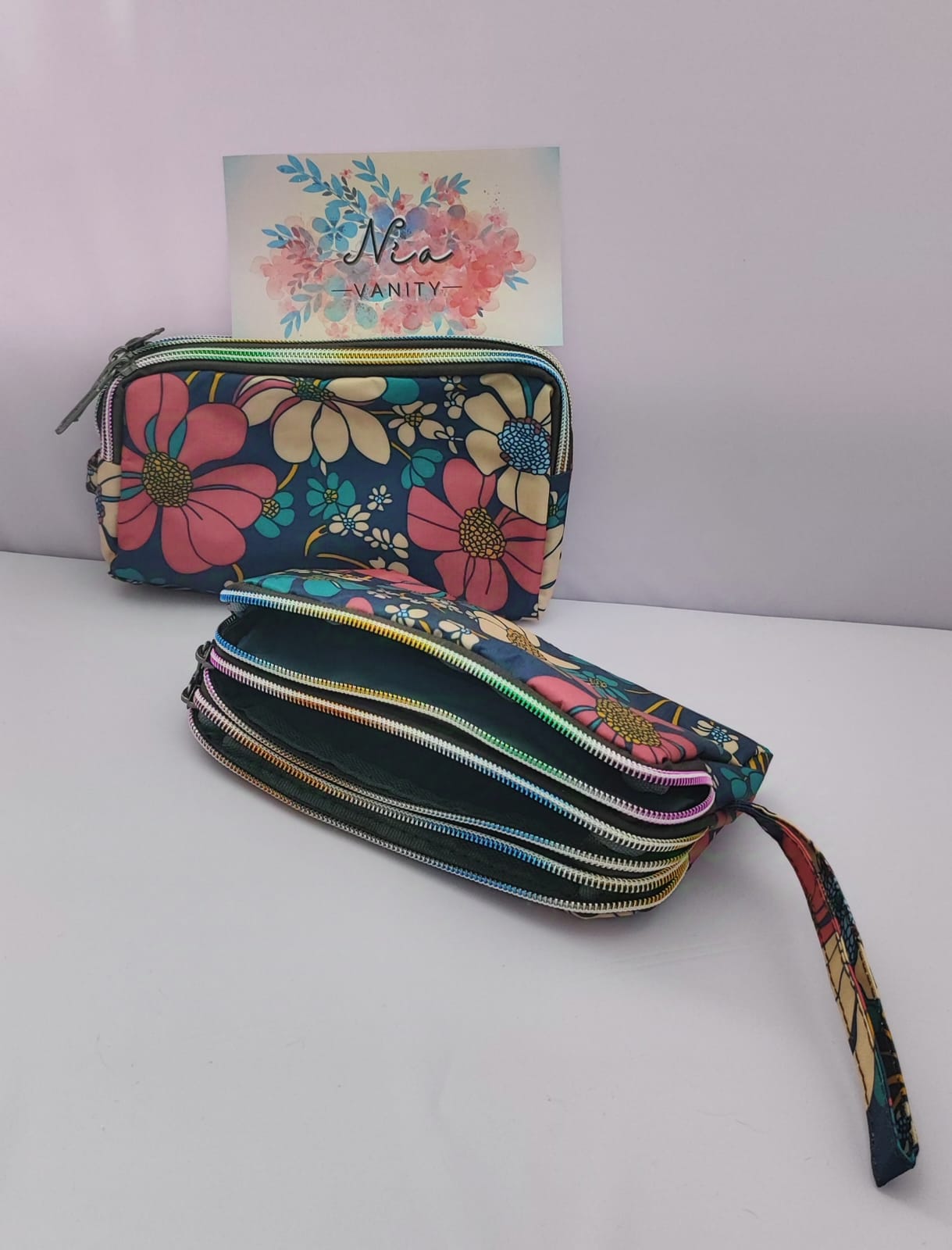 Cosmetiquera con 3 compartimientos y diseño floral – Nia Vanity