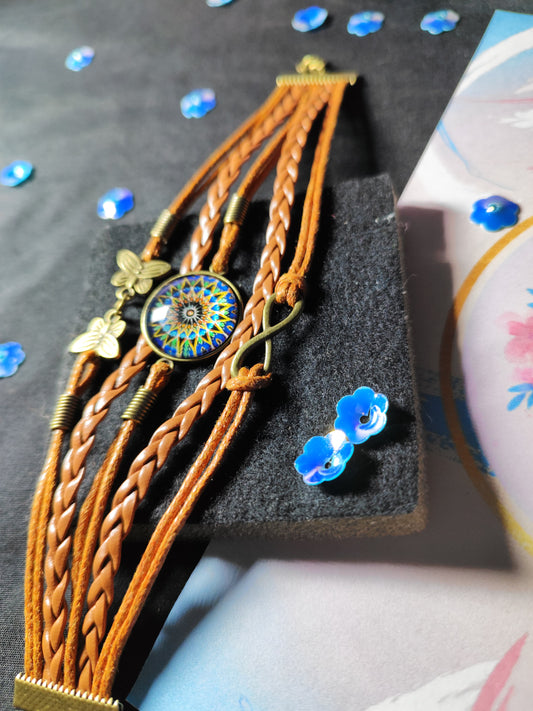 Pulsera boho artesanal con dije místico en cuero sintético – Nia Vanity