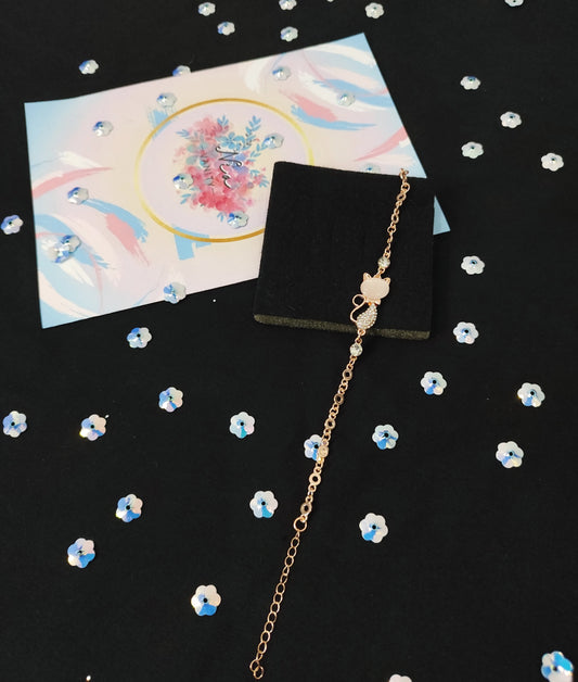 Pulsera rosa con dije de gato dorado – Encanto Felino de Nia Vanity