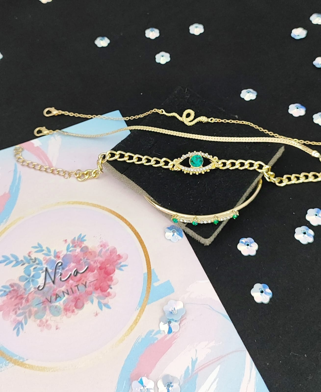 Set de pulseras doradas con detalles verde esmeralda – Nia Vanity