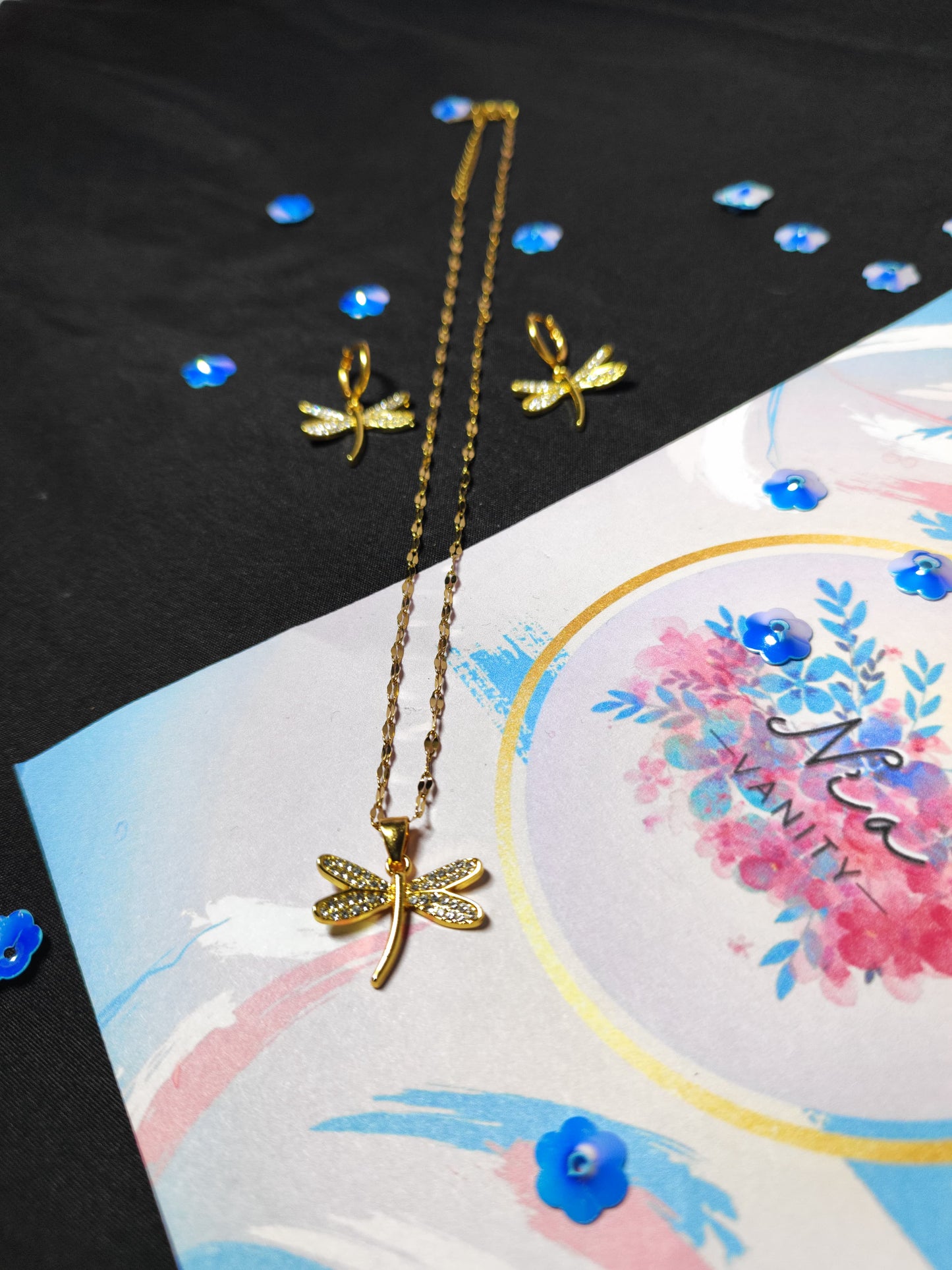 Set de aretes y dije dorado con forma de libélula – Nia Vanity