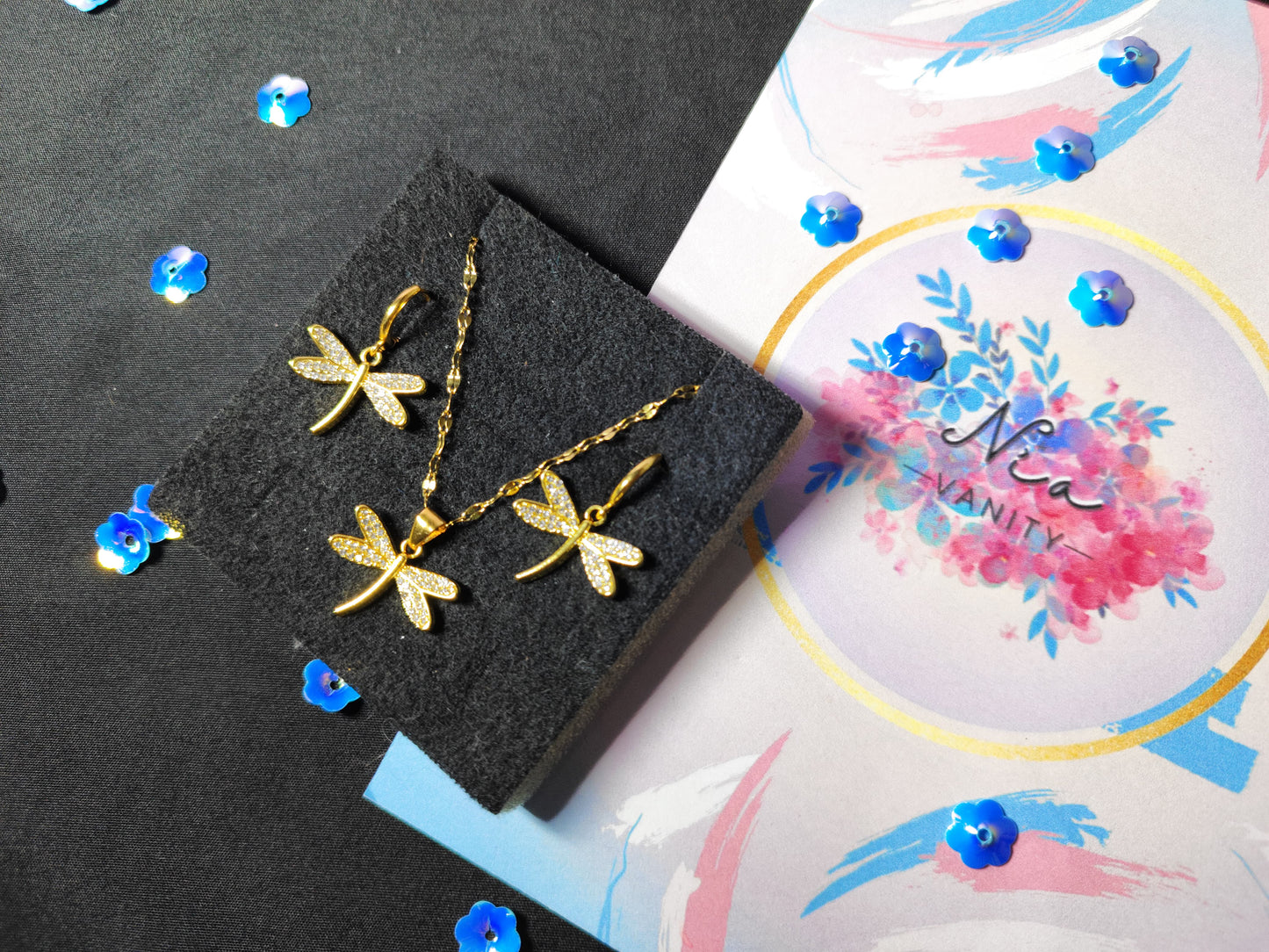 Set de aretes y dije dorado con forma de libélula – Nia Vanity