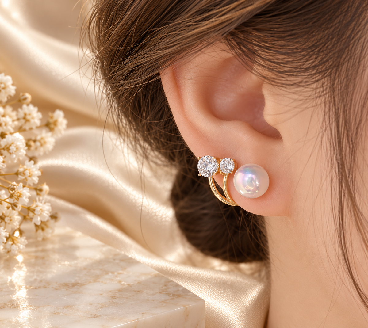 Pendientes de plata Nia-Vanity con arco, perlas y cristales que reflejan elegancia lunar y estilo sofisticado.