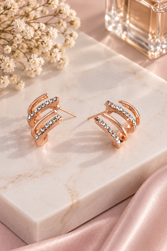 Pendientes cuatropuas Nia-Vanity de oro con diseño geométrico y detalles elegantes para complementar cualquier estilo.