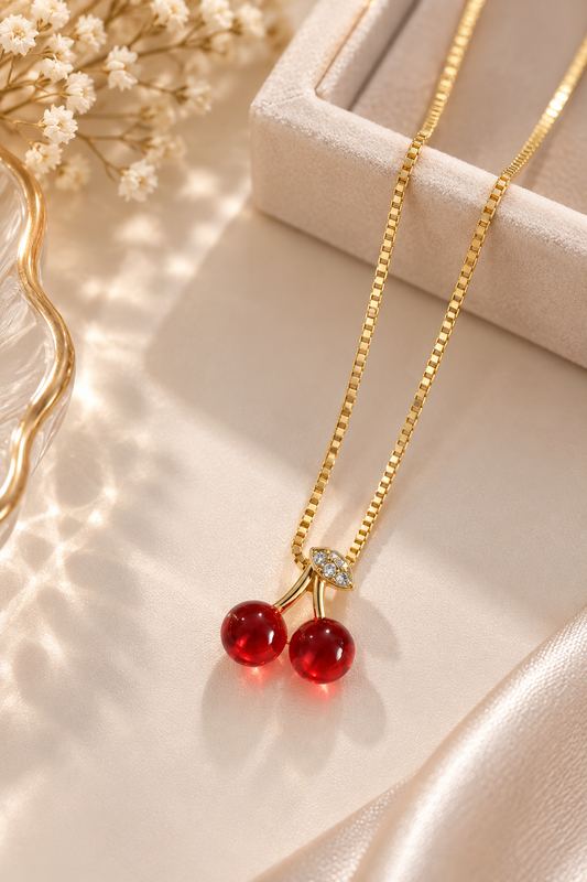 Collar de cereza de Nia-Vanity, joya delicada con diseño de cerezas en tonos rojos, ideal para accesorios elegantes y casuales