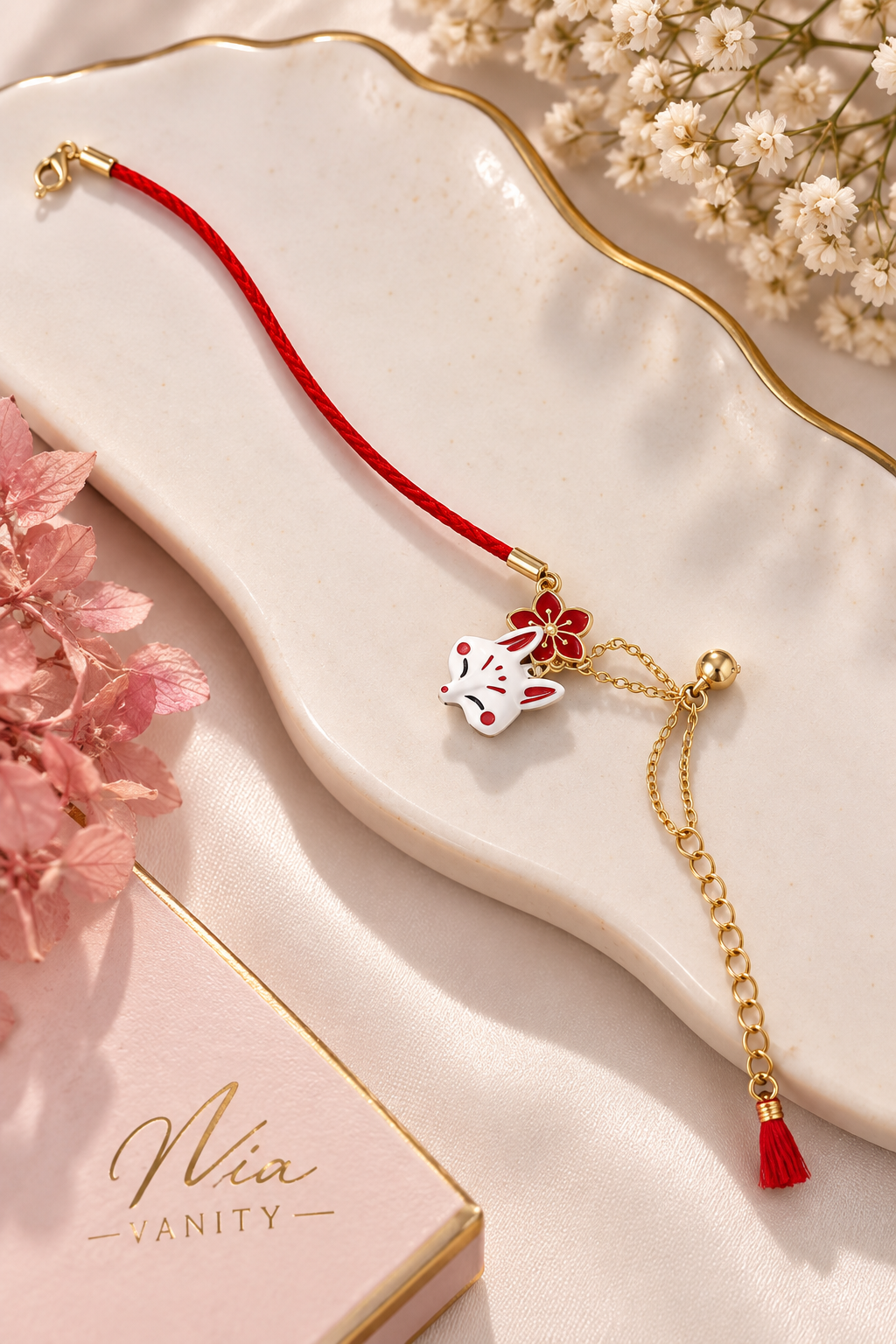 Pulsera talismán de zorro de Nia-Vanity con cordón rojo ajustable y dije de zorro, en una imagen clara y detallada.