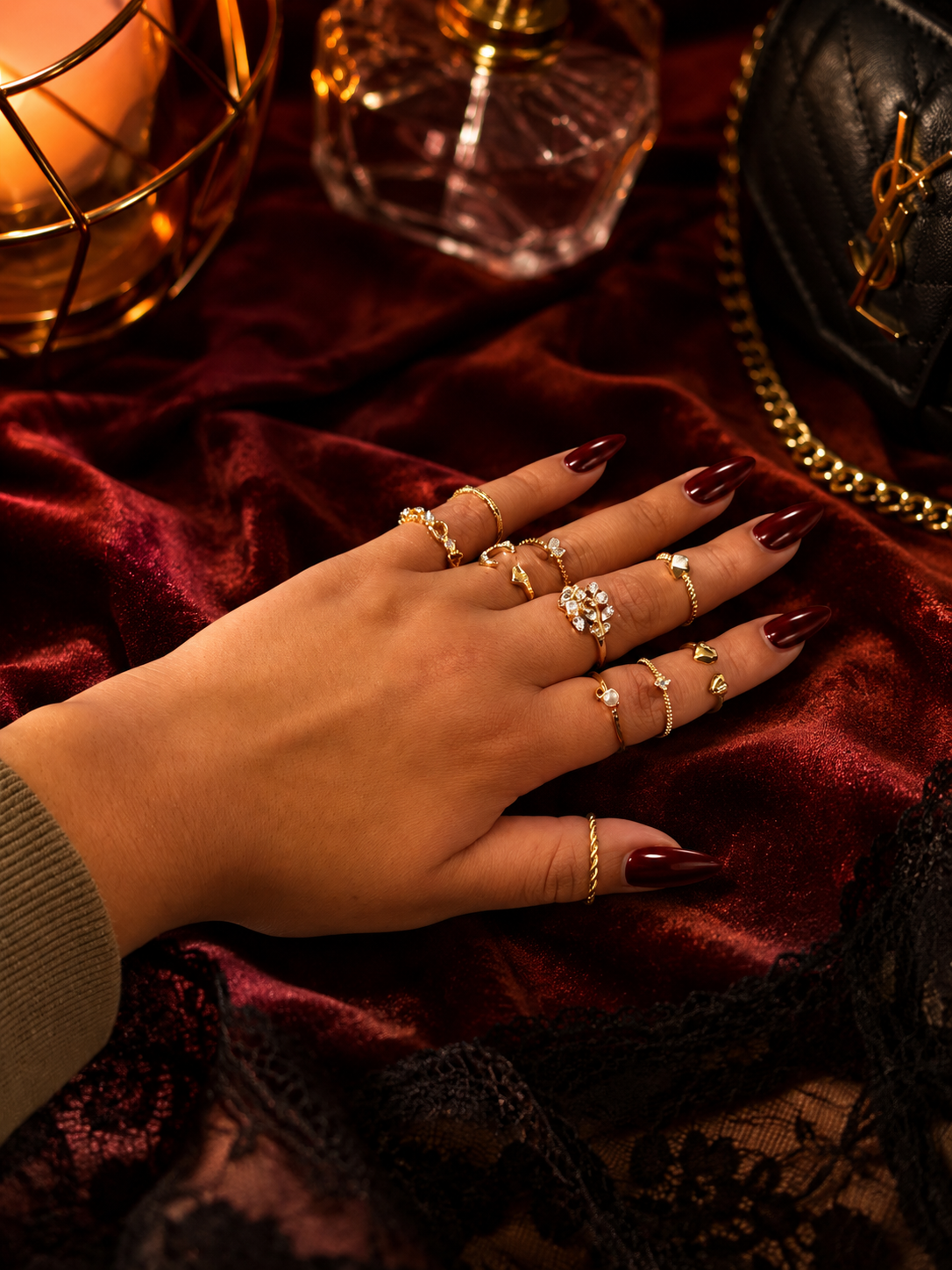 Set de 10 anillos dorados de la marca Nia-Vanity, accesorios elegantes y modernos para diferentes estilos de moda.