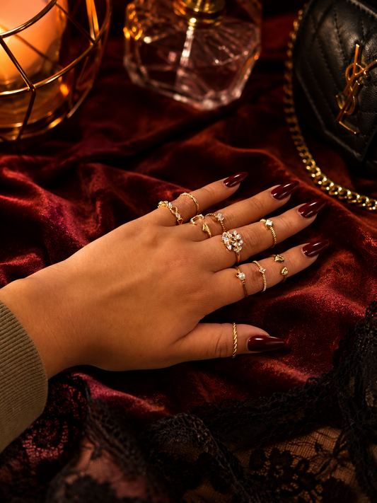 Set de 10 anillos dorados de la marca Nia-Vanity, accesorios elegantes y modernos para diferentes estilos de moda.
