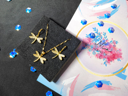 Set de aretes y dije dorado con forma de libélula – Nia Vanity